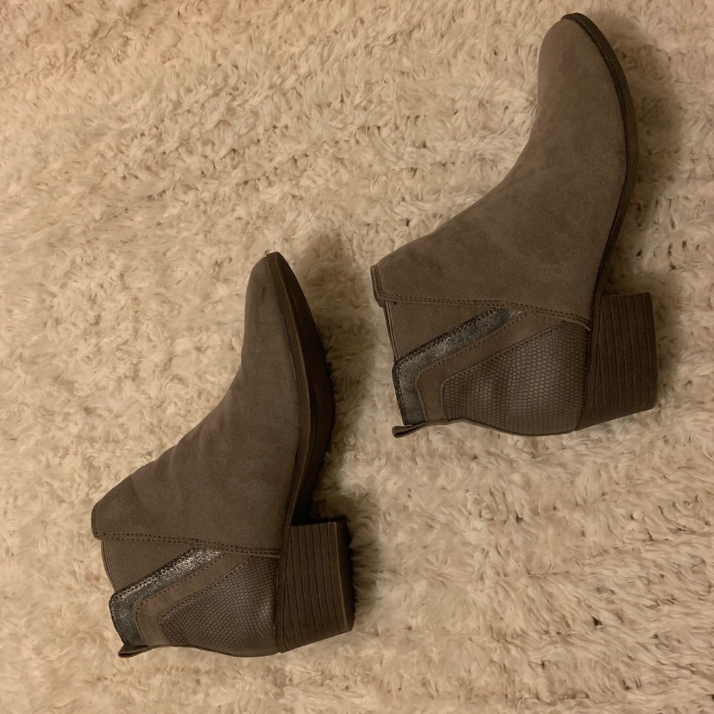 Size 8 Madden Girl Dark beige boots.